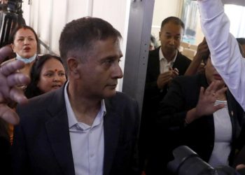 काठमाडौं महानगरका कार्यकारी ढोका फुटाएर कार्यकक्षमा प्रवेश