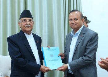 प्रधानमन्त्रीसमक्ष आगामी नीति तथा कार्यक्रमका लागि एमालेको सुझाव हस्तान्तरण