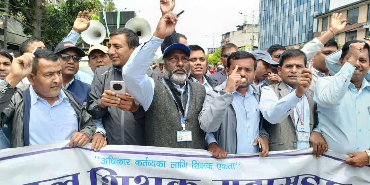 सडक संघर्षमा शिक्षक(फोटोफिचर)