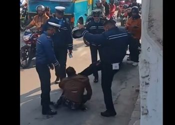 सर्वसाधारण कुट्ने चार ट्राफिक प्रहरीको जिम्मेवारी खोसियो