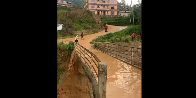 वर्षाका कारण डाइभर्सनहरू बगाउँदा बीपी राजमार्ग अवरुद्ध