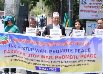 तनाव रोक्न माग गर्दै भारत र पाकिस्तानका दूतावास अगाडि प्रदर्शन