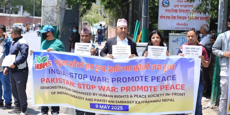 तनाव रोक्न माग गर्दै भारत र पाकिस्तानका दूतावास अगाडि प्रदर्शन