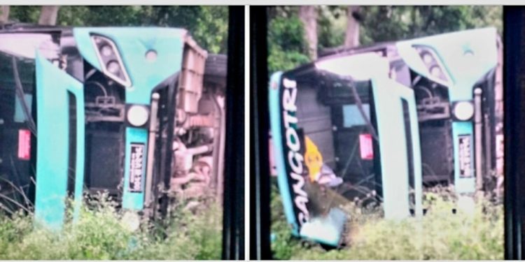 काठमाडौंबाट महोत्तरी जाँदै गरेको बस रौतहटमा दुर्घटना, १० जना घाइते(सूचीसहित)