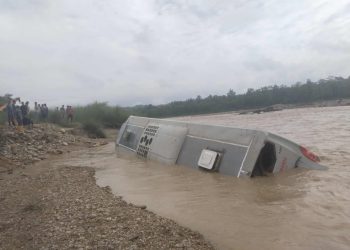 काठमाडौंबाट ३८ यात्रु लिएर नेपालगन्जतर्फ जाँदै गरेको बस विनयी खोलाले बगायो