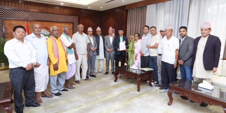 कोशीटप्पु वन्यजन्तु आरक्षका विस्थापित परिवारको प्रधानमन्त्रीलाई ज्ञापन