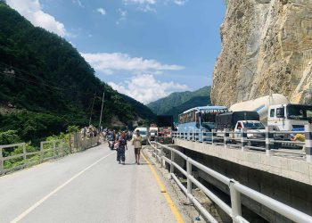 तुइन खोला पुलनजिकै सुक्खा पहिरो, नारायणगढ–मुग्लिन सडकखण्ड अवरुद्ध(तस्बिरहरु)