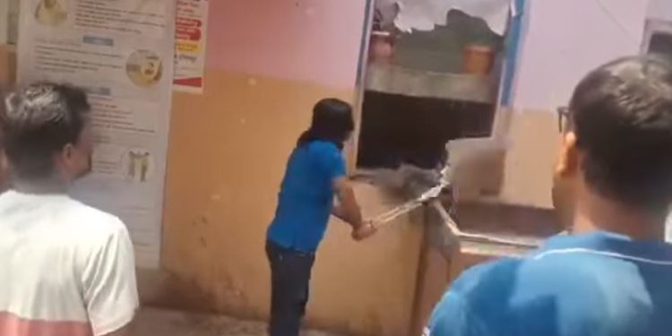 राजविराजमा निलम्बित मेयरका समर्थकद्वारा नगरपालिका तोडफोड(भिडियोसहित)