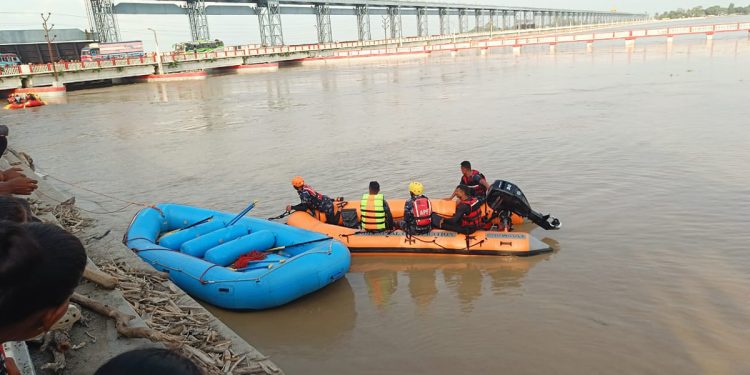 सप्तकोशीमा बेपत्ता गोताखोरको खोजी जारी, एक जनाको शव भेटियो