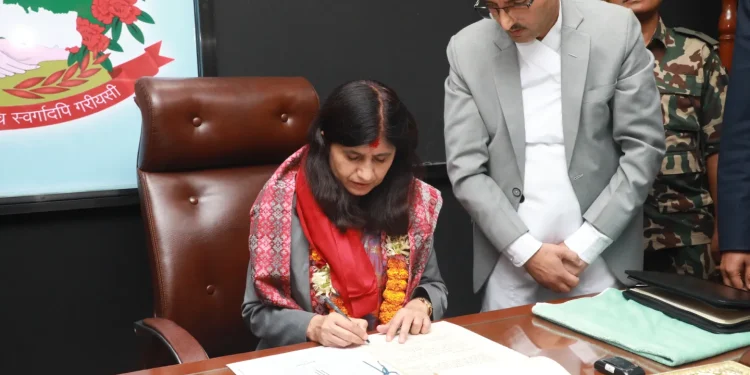 सामान्य प्रशासन मन्त्री न्यौपानेको प्रतिबद्धता, ‘म कहिल्यै निष्ठा र इमानबाट विचलित हुँदिन’