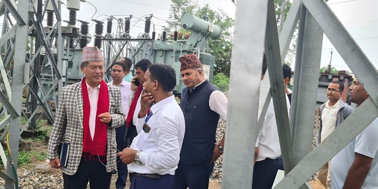 लोडसेडिङको तालिका आएपछि चितवन पुगे हितेन्द्रदेव शाक्य