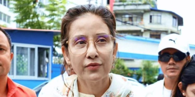 मनिषा कोइरालाद्वारा रवि लामिछानेको पक्षमा हस्ताक्षर