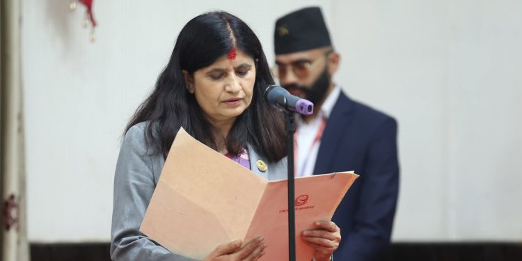 नवनियुक्त सामान्य प्रशासन मन्त्री न्यौपानेले लिइन् शपथ