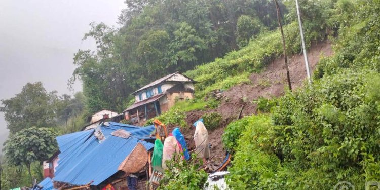 पर्वतको मोदी गाउँपालिकामा पहिरो: श्रीमानको शव फेला, श्रीमती अझै बेपत्ता