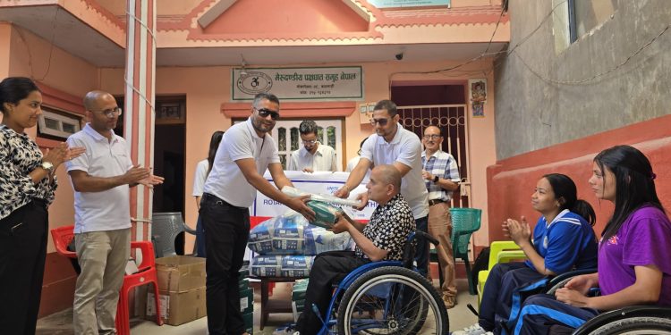 रोटरी तथा रोट्रयाक्ट क्लब अफ पशुपतिबाट खाद्यान्न र स्वास्थ्य सामग्री हस्तान्तरण