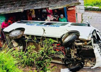 बागलुङमा विद्यार्थी बोकेको भ्यान दुर्घटना, ६ जना घाइते