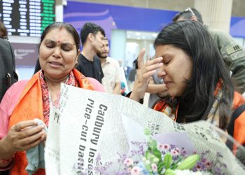 इजरायलमा बन्धक बनेका विपिन जोशीकी आमा र बहिनी नेपाल फर्किए