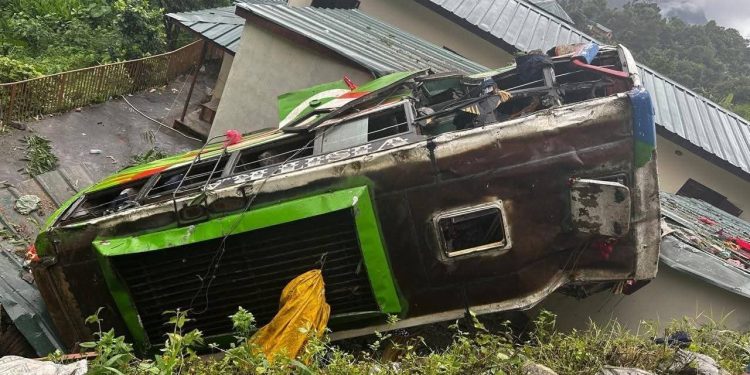 काठमाडौं आउँदै गरेको बस रसुवामा दुर्घटना, १७ जना घाइते