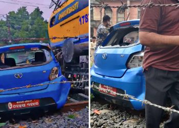 जनकपुरमा लिक क्रस गर्ने क्रममा रेल र कार ठोक्किए