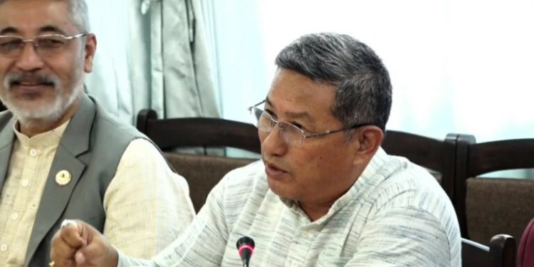 सांसद लिम्बू भन्छन्, ‘करोडौँ चन्दा दिन तयार हुने बोर्डिङ ५ विद्यार्थीलाई निःशुल्क पढाउनुपर्छ भन्दा किन कोकोहोलो ?’