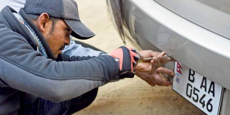 इम्बोस्ड नम्बर प्लेट जडान गर्न कति लाग्छ दस्तुर ?