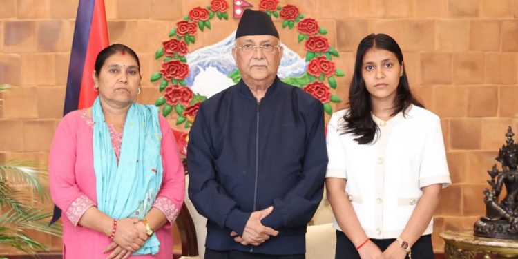 विपिनकी आमा र बहिनीले प्रधानमन्त्रीलाई भेटे