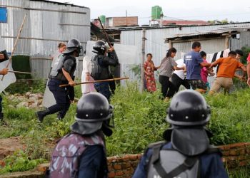 मनोहरा क्षेत्रमा सुकुम्वासी बस्ती हटाउने क्रममा झडप, केही नगर प्रहरी घाइते