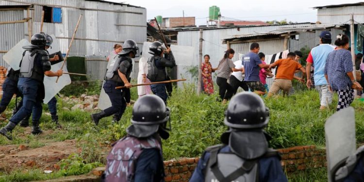 मनोहरा क्षेत्रमा सुकुम्वासी बस्ती हटाउने क्रममा झडप, केही नगर प्रहरी घाइते