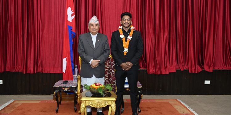 भारतको नोएडामा म्याट्रिक्स फाइट नाइट उपाधि जितेका रविन्द्र ढाँट राष्ट्रपति पौडेलद्वारा सम्मानित