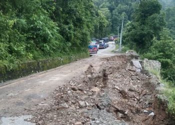 रामेछापमा सडक भासिँदा सवारी आवागमन बन्द