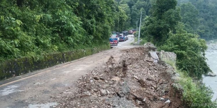 रामेछापमा सडक भासिँदा सवारी आवागमन बन्द