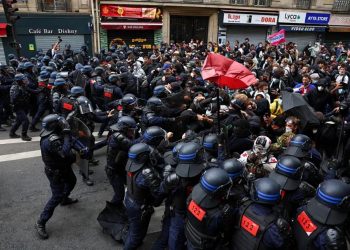 फ्रान्समा सरकारविरुद्ध तिव्र प्रदर्शन