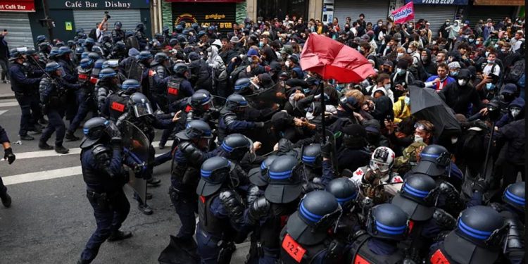 फ्रान्समा सरकारविरुद्ध तिव्र प्रदर्शन