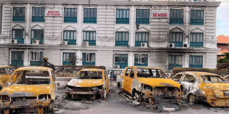 सिंहदरबार क्षेत्रमा आगजनी : एक हजारभन्दा बढी सरकारी सवारीसाधन नष्ट