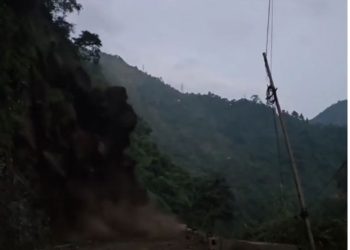 दुई ठाउँमा पहिरो खस्दा मुग्लिन–काठमाडौँ सडक पूर्ण रुपमा अवरुद्ध