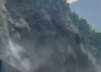 मुग्लिन–नारायणघाट सडक फेरि ठप्पः तुइन खोला नजिक ठूलो पहिरो(भिडियोसहित)