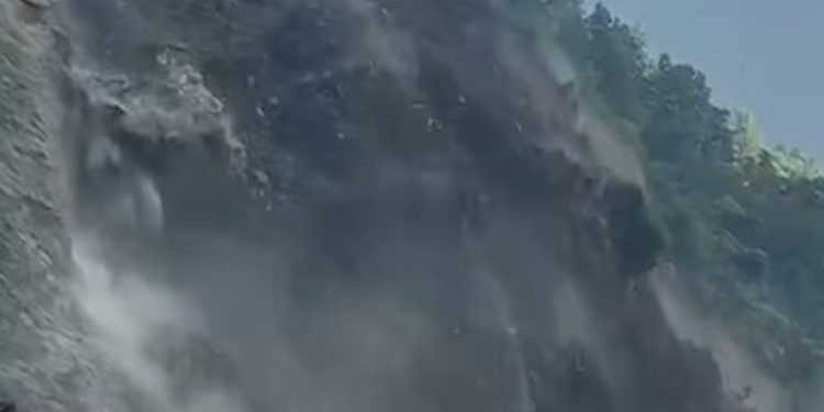 मुग्लिन–नारायणघाट सडक फेरि ठप्पः तुइन खोला नजिक ठूलो पहिरो(भिडियोसहित)