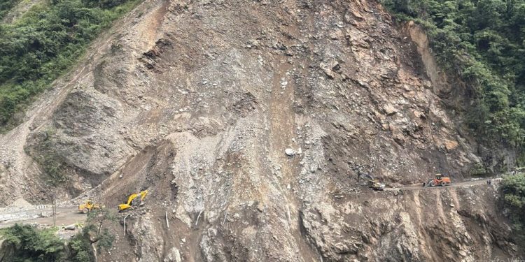 के दशैँ मनाउन घर जाँदै हुनुहुन्छ ? यी हुन् अवरुद्ध प्रमुख राजमार्ग