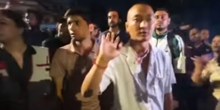 सुदन गुरुङको समूहद्वारा बालुवाटारमा नाराबाजी, प्रधानमन्त्रीको राजीनामा माग