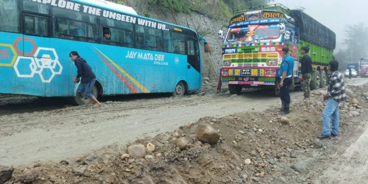 दाउन्नेमा सडक अवरुद्ध