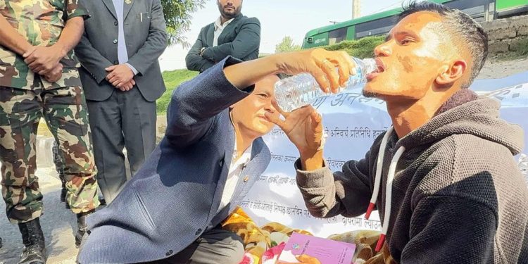 ओलीलाई कारबाहीको मागमा गृहमन्त्री भन्छन्,’जाहेरी परिसकेको छ, हामी प्रयासरत छौं’