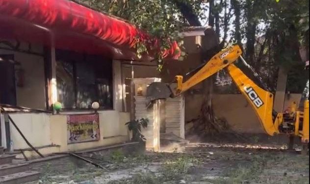 पूर्वऊर्जामन्त्री खड्काको कम्पनीले स्काउटको जग्गामा बनाएका संरचनामा चलाइयो डोजर(भिडियो)