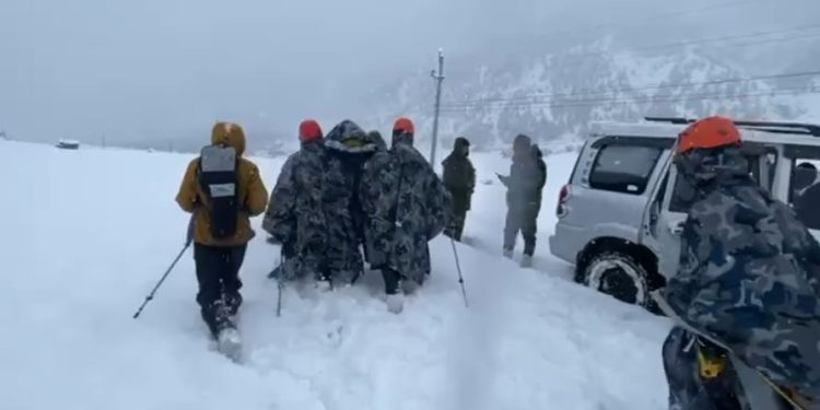 तिलिचो बेस क्याम्पमा फसेका ११ जना पर्यटकको उद्धार