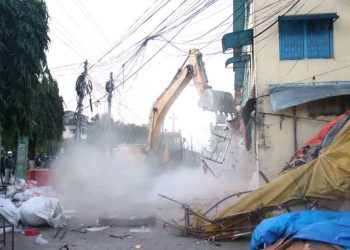 हेटौंडामा सडक विस्तार सुरुः घरटहरामा चलाइयो डोजर