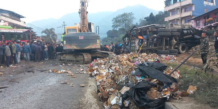 एकै ठाउँमा ७ सवारी ठोक्किँदा ३५ जना घाइते