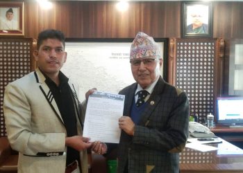 गभर्नरलाई बर्खास्त गर्न माग गर्दै जेन–जीले बुझाए अर्थमन्त्रीलाई ज्ञापनपत्र