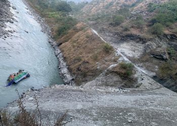 ट्रकसहित नदीमा खसेका चालकको उद्धार, ३४० बोरा सिमेन्ट र ट्रक नदीमै