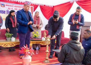 प्रमुख शाह र उपप्रमुख डंगोलबाट वडा नं.३२ को प्रशासनिक भवन शिलान्यास