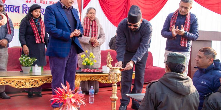 प्रमुख शाह र उपप्रमुख डंगोलबाट वडा नं.३२ को प्रशासनिक भवन शिलान्यास