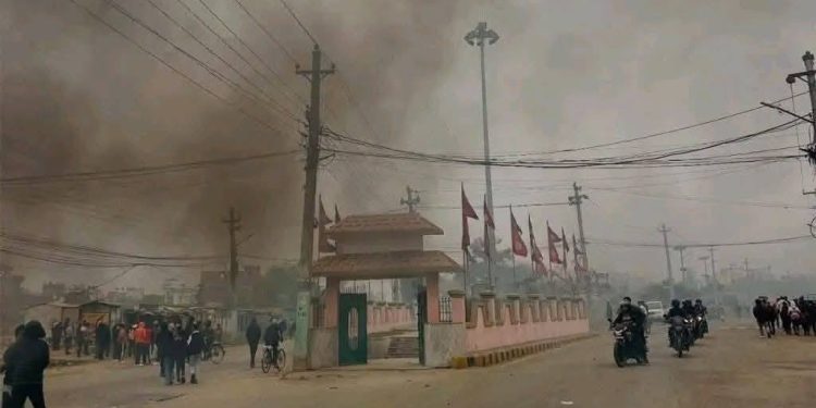 धनुषा मस्जिद तोडफोडको विरोधमा वीरगन्जमा प्रदर्शन, ५ राउण्ड अश्रुग्यास